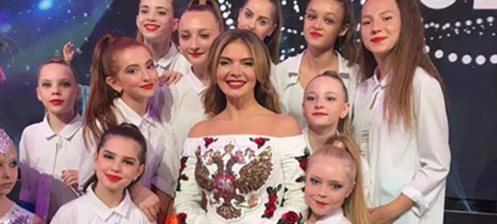 Κύμα αντιδράσεων για την νέα σύντροφο του Πούτιν: Με τον ρωσικό δικέφαλο αετό στο στήθος της…